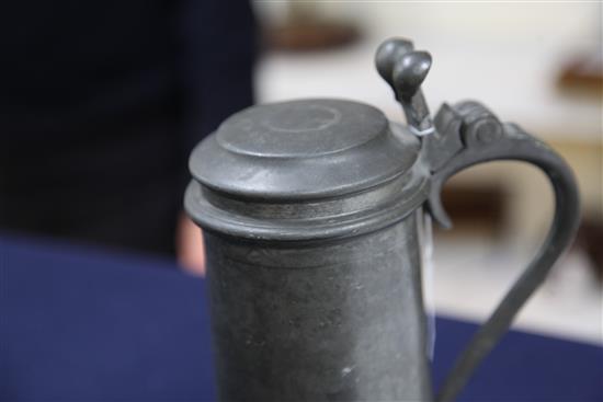 A Charles II Beefeater pewter flagon, probably Robert Marten (1638-1674), 9.25in.